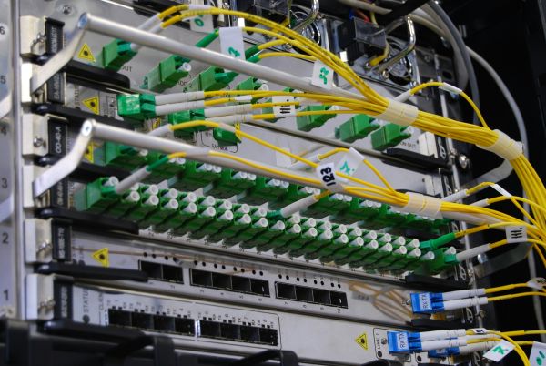Top 5 avantages de la fibre optique pro pour les entreprises à Caen